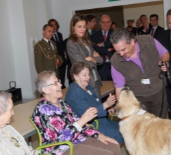 Doña Letizia durante su recorrido por la sala de terapia ocupacional 